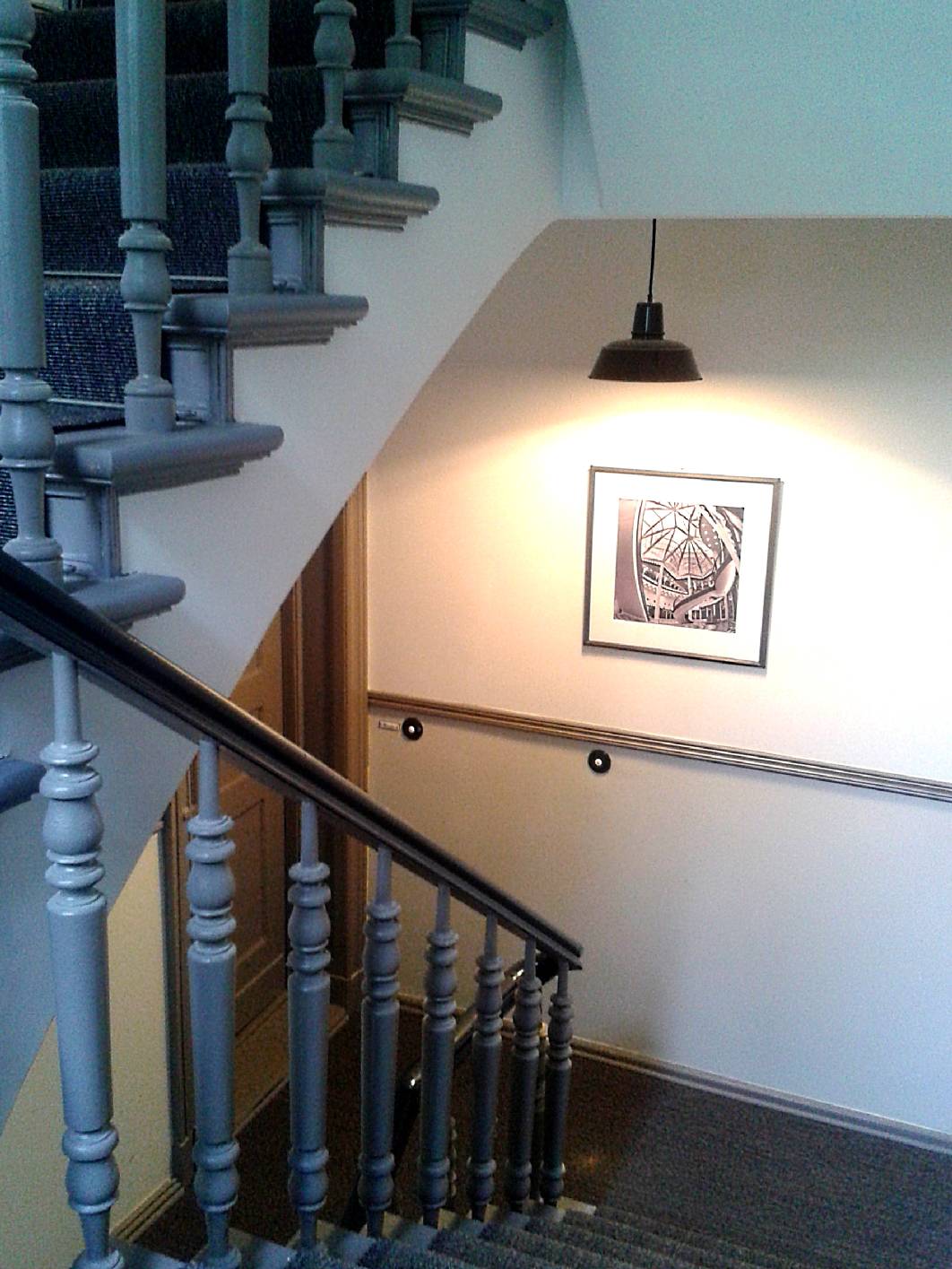 Das Konzept der Malerarbeiten in Grau mit Paneelleiste und Bakelit Schalter aus dem Vorderhaus wurde auch im Hinterhaus fortgeführt. Malermeister und staatl. gepr. Techniker Norbert Schimpf ist auf Gestaltung, Restaurierung und Malerarbeiten im Treppenhaus spezialisiert und hat inzwischen über 200 Gestaltungen, Restaurierungen und Malerarbeiten angebracht.